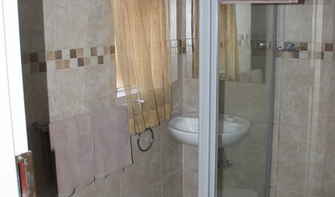 4 Sleeper Flat B (first floor - shower): Bathroom