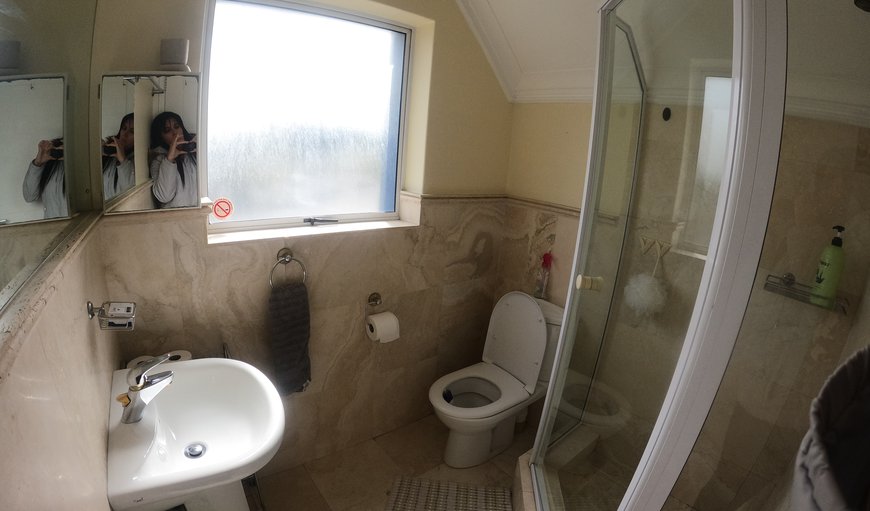 Knysna Quays: Bathroom with a shower