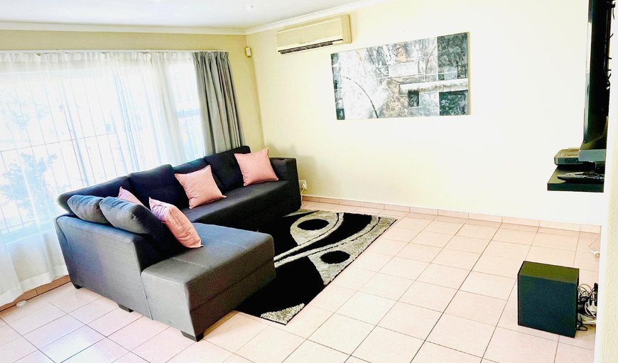 HOTEL VIBES CAPE TOWN PLATTEKLOOF UNIT 1: TV and multimedia