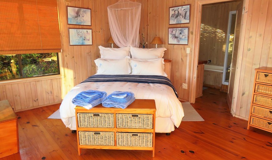 Sedgies on the Water: Lake room, queen bed, en suite, full bathroom, deck access.