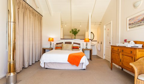 Balcony Sunrise Bedroom: Sunny, spacious Sunrise room with beautiful views over greenbelt towards Longbeach