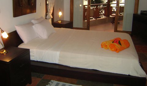 The Villa: Spacious airconditioned bedrooms with ensuite bathroom and direct accces to the open verandah