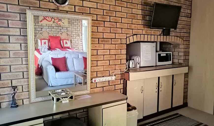 Master Bedroom - Microwave, bar fridge and coffee/tea facility