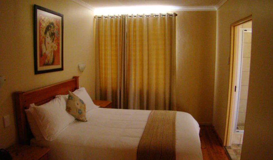 Bedroom (en-suite) with 1 x double bed: Bedroom (en-suite) with 1 x double bed