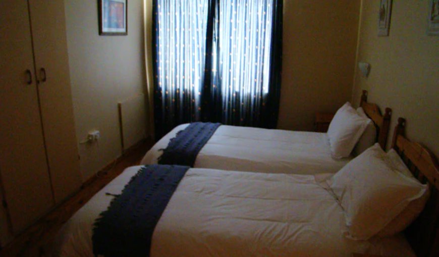 Bedroom (en-suite) with 2 x single beds: Bedroom (en-suite) with 2 x single beds