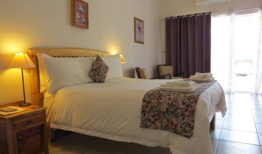 Queen Bed Room - Bath and Shower: Queen Bedroom with Bath and Shower