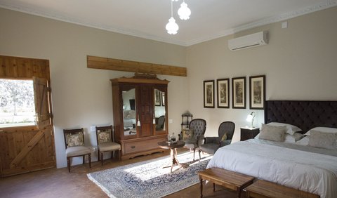 Superior Deluxe King / Twin Room: The Coach House - Bedroom