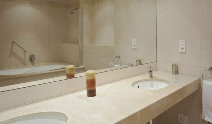 WF 1 Bedroom Superior: Bathroom