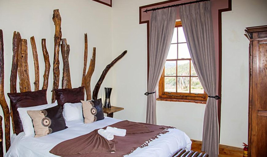 Comfort Queen Rooms - Main Lodge: Bed