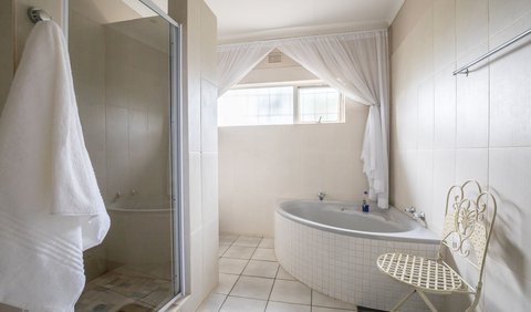 Standard Suite: Main Room Bathroom