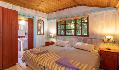 Hide-Away Cottage: Bed