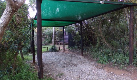 Loerie Cottage: Carport