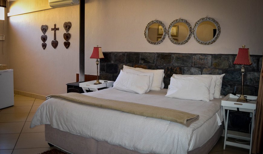 Luxury Room: Luxury Room with air-con, King bed & en-suite bathroom.