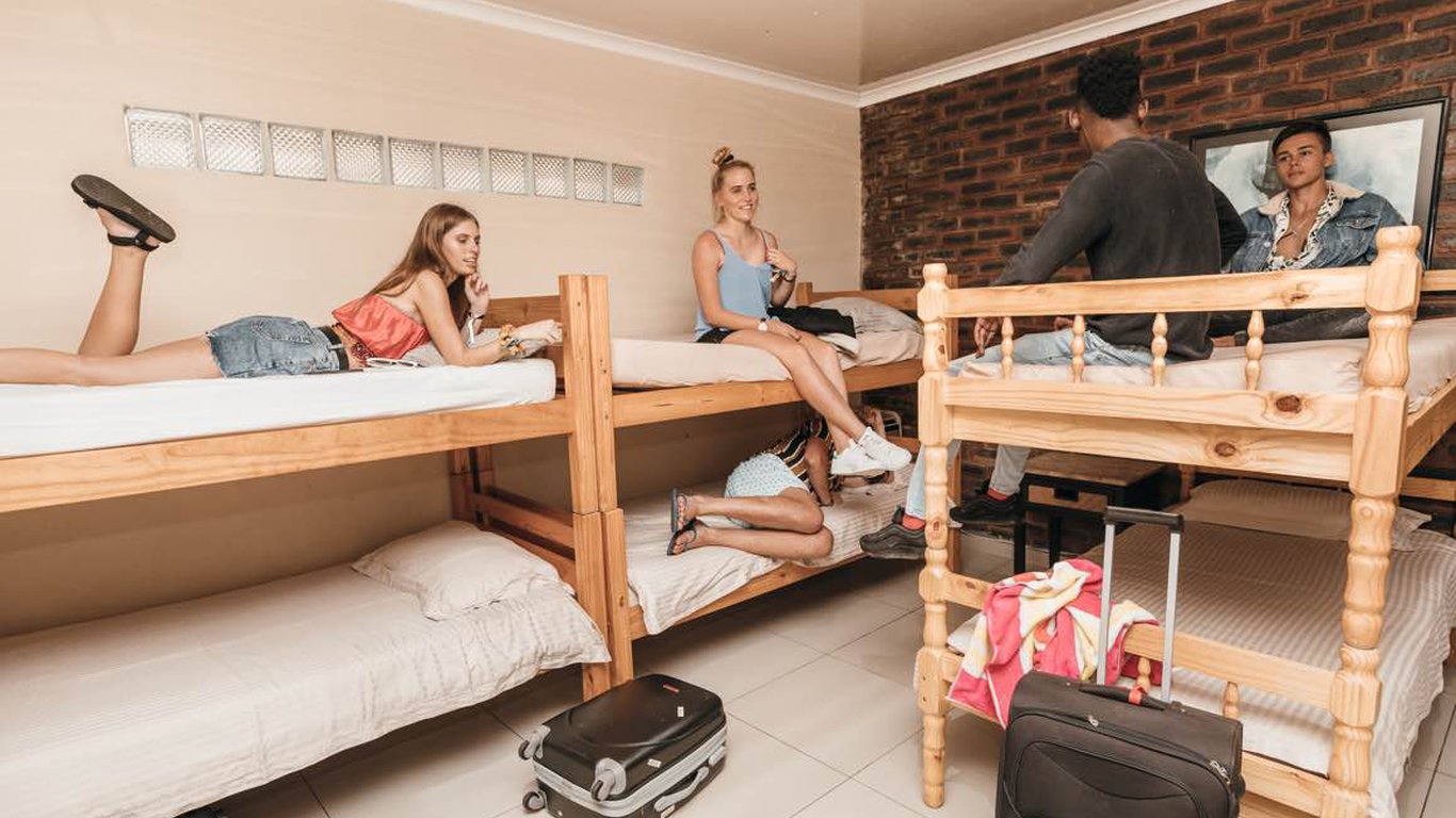 Общежития перевели. Девушки в хостеле. Красотка в хостеле. Общежитие в ЮАР.