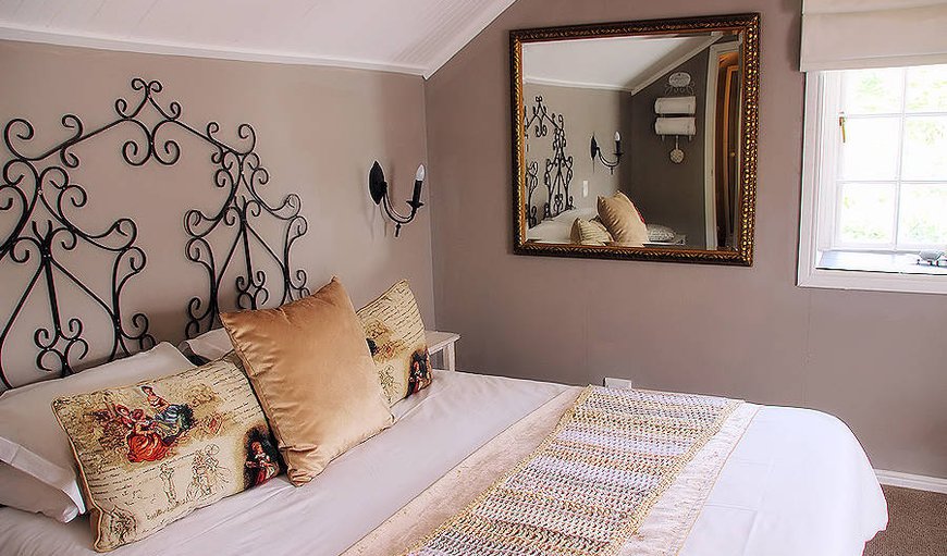 Luxury Loft Rooms: Luxury Loft Room:
Queen-size bed