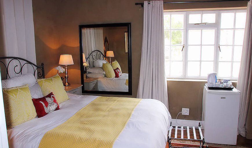 Executive Room : Executive / Honeymoon Room:
luxuriously appointed with superior a bed and quality linen, tea- and coffee-making facilities, bar fridge and air-conditioning.