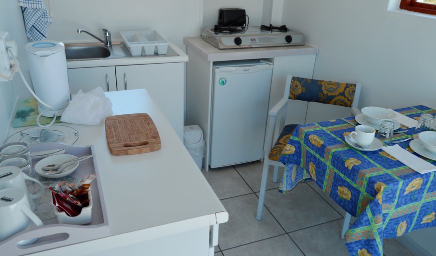 Bed and Breakfast Unit 1: Bed and Breakfast Unit 1 - Bar fridge and coffee/tea making facilities