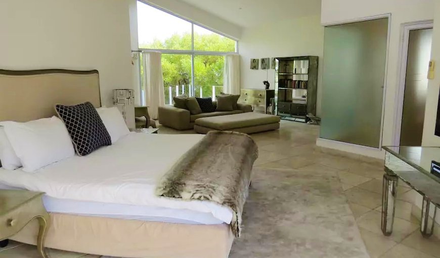 Villa: Spacious Bedroom