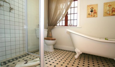 Standard Luxury Room: Bathroom with a shower and bath