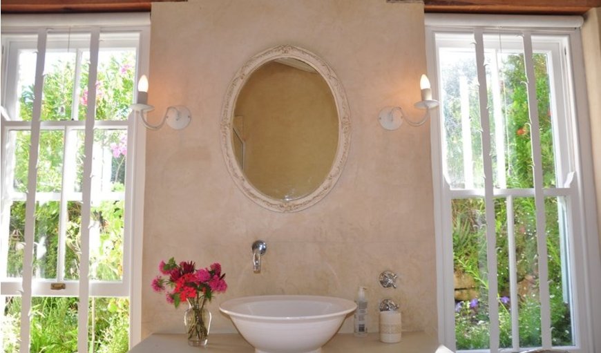 Petite Paradis: Bathroom