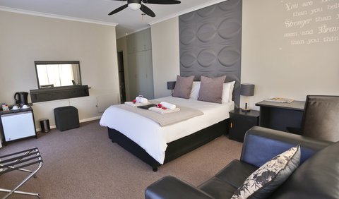 Deluxe Room 3: A double or single room(double bed), Room overlooking Tygerberg Nature Reserve. Spacious room with an en-suite bathroom with a shower. The room has an air-conditioning, mini bar fridge, coffee/tea station, TV, free wifi.