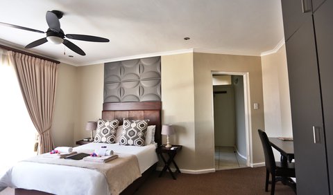Deluxe Room 1: A double or single room. This spacious room is situated upstairs with a spectacular view of Table Mountain. The en-suite bathroom contains a shower and a relaxing corner bath, included is a mini bar fridge, air-conditioning, coffee/tea station, TV, and free wifi.