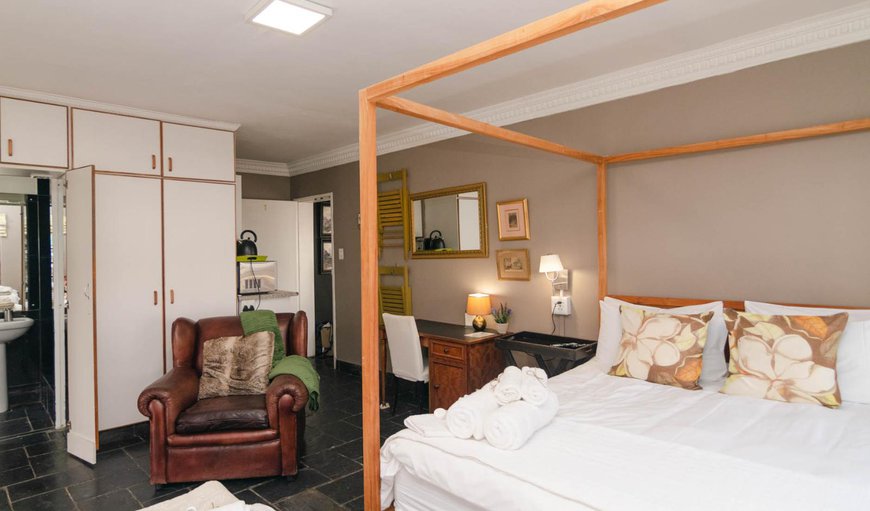 De Luxe Studio: De Luxe Studio - Bedroom with a queen size poster bed and 2 single beds can be added