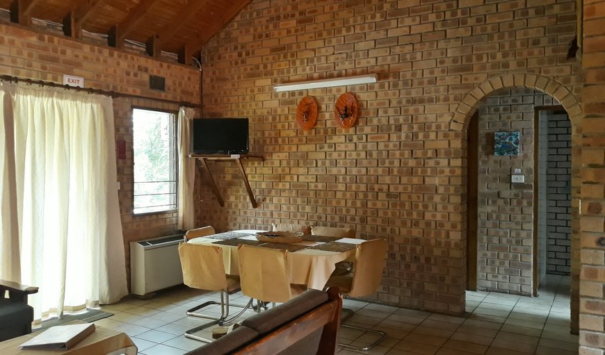 Cottage no.1 (2 bedrooms): Dining table and tv