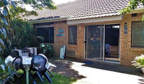 Cottage No.2 (Middle) 2 Bedrooms: Garden with braai and furniture at the cottage