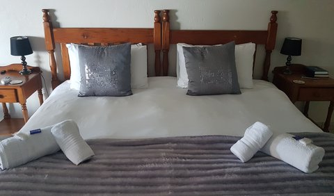 DELUXE 6: Cosy double room with a view