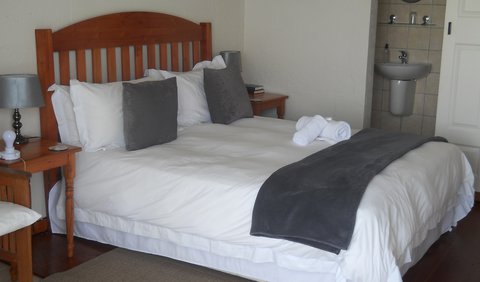 DELUXE 5: Double Room, mes, patio and beautiful sea views.
