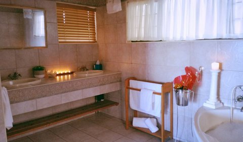 SUITE 2: Honeymoon Suite Bathroom
