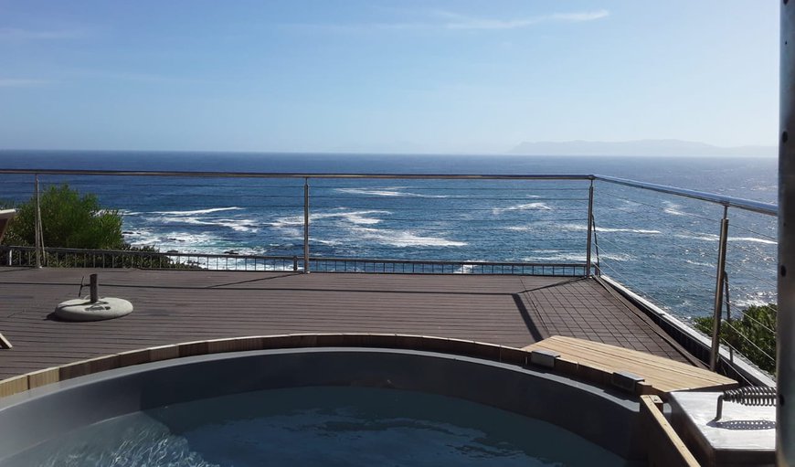 Whale Huys Luxury Oceanfront Villa: wood-fired hot tub on the deck