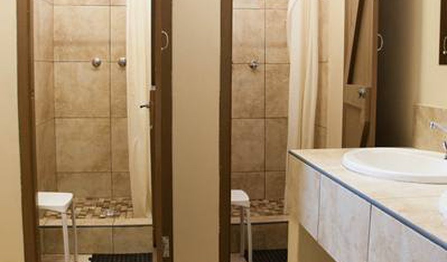 Economy Double shared bathroom: Communal showers