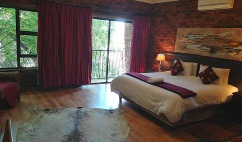 1st Floor Luxury Suite double bath: Bed