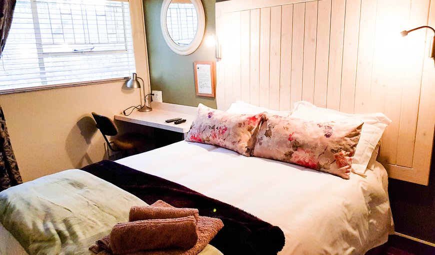 This room is equipped with a queen bed, also ideal for the business traveler, with a desk to work at. It also has a en-suite bathroom with a shower and bath. Amenities available are tea and coffee facilities, a bar fridge, flat screen TV, DSTV, heater, towels and linen. This room is equipped with a queen bed, also ideal for the business traveler, with a desk to work at. It also has a en-suite bathroom with a shower and bath. Amenities available are tea and coffee facilities, a bar fridge, flat screen TV, DSTV, heater, towels and linen.