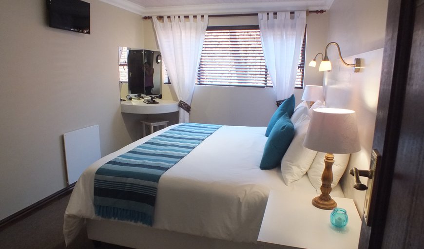 Family cottage, shark bedroom with king size bed or 2 singles. Its en-suite bathroom comes with a bathtub and shower. Family cottage, shark bedroom with king size bed or 2 singles. Its en-suite bathroom comes with a bathtub and shower.