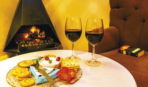 Deluxe Room: Deluxe room with fire place
