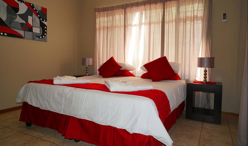Luxury Family Unit: Luxury Family Unit - Bedroom with a king size bed (or 2 x 3/4 beds)