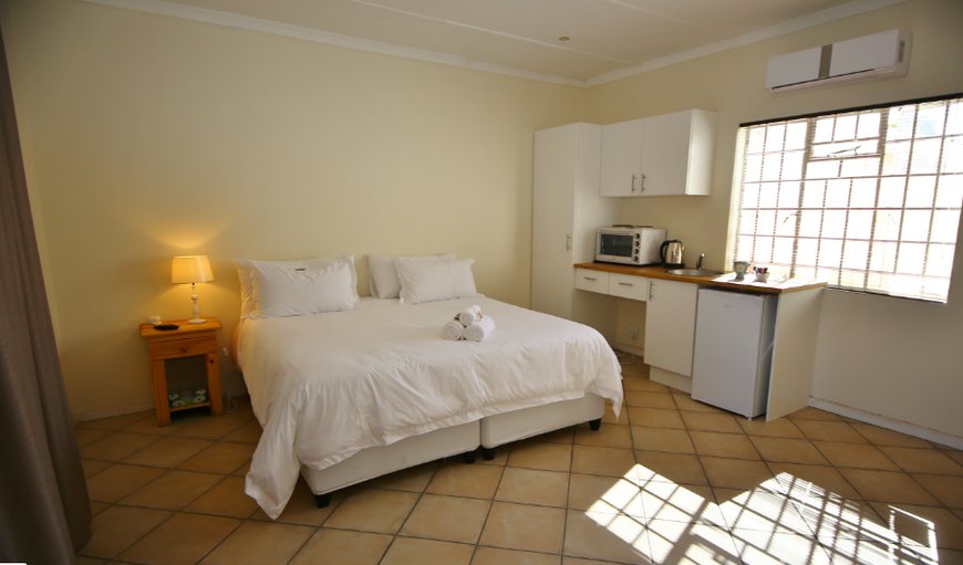 Room 10 - Heat and Eat Twin/King: Room 9 - Self catering,
King bed or twin beds.