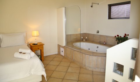 Room 7 - Executive Queen suite: Honeymoon suite with queen bed and Jaccuzzi (and shower).
