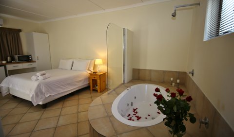 Room 7 - Executive Queen suite: Honeymoon suite with queen bed and Jaccuzzi (and shower).