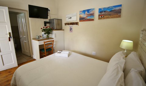 Room 6 - Standard Double suite: Room 6 - Cozy suite with double bed.