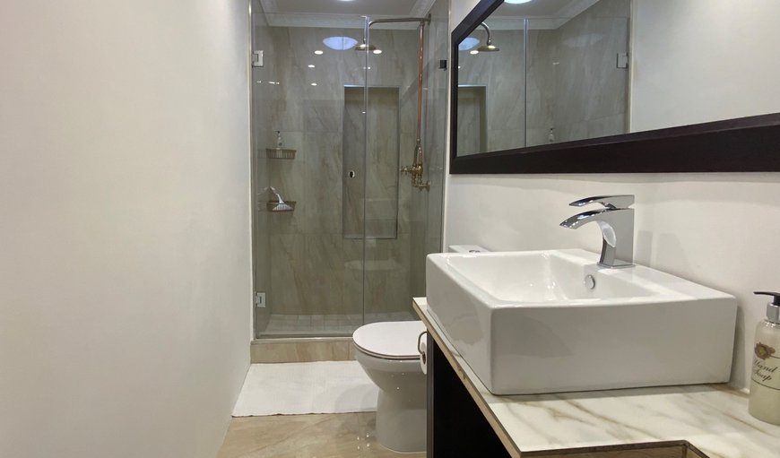 Deluxe King or Single Beds en-suite: En-suite bathroom