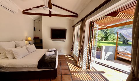 Garden Room Fig Tree: Room with aircon, TV and Hot Tub