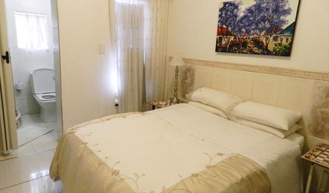 Deluxe Double Bed Room: Room with a shower