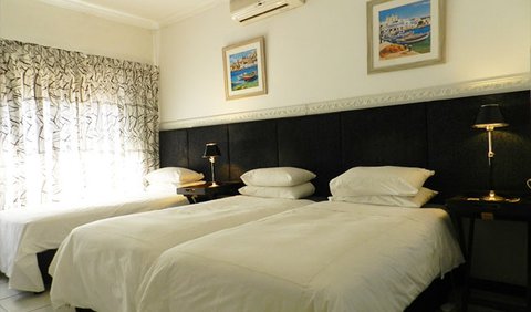 Family Deluxe Room: 3 single beds with a bath and shower incl.
