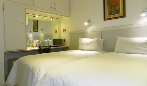 Deluxe Twin Room: 2 Twin beds with a shower incl.
Bathroom looks exactly the same as Deluxe double room