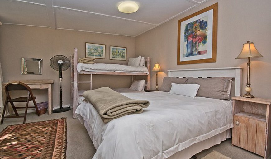Garden Cottage : Garden Cottage - Cottage with a queen size bed and a bunk bed