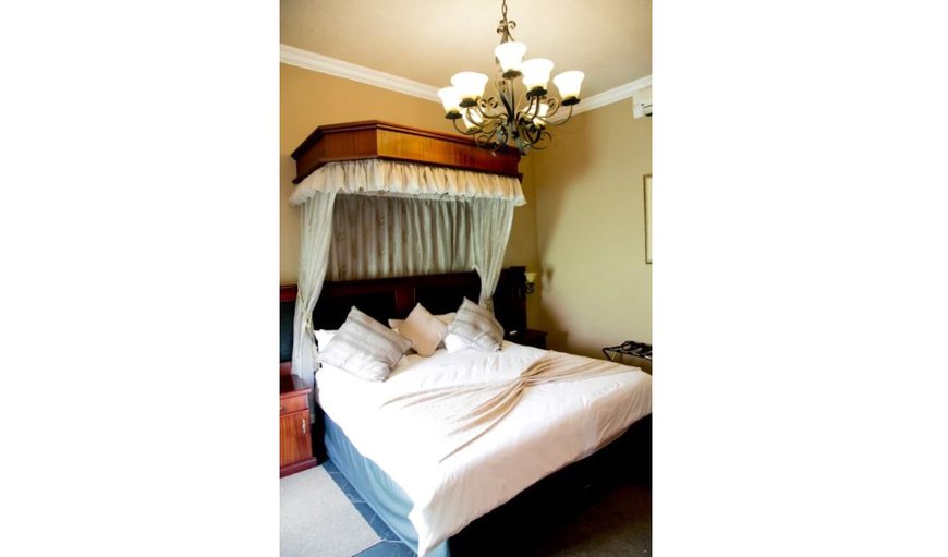 Luxury/Honeymoon Suite: Luxury/Honeymoon Suite - Bedroom with a queen size bed